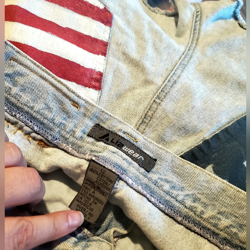 LizWear Distressed Americana Cutoff Shorts - Picture 13 of 16